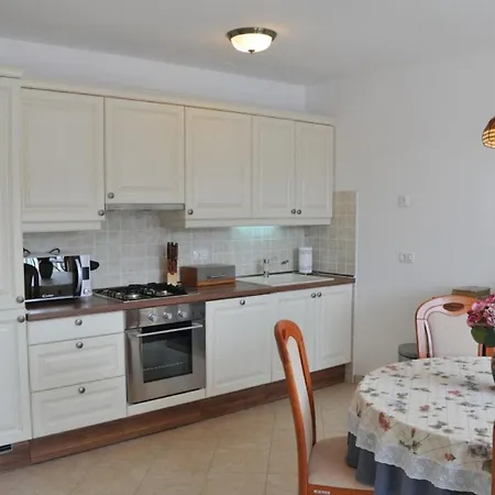 Apartment Sonja - 10m From Stomorska